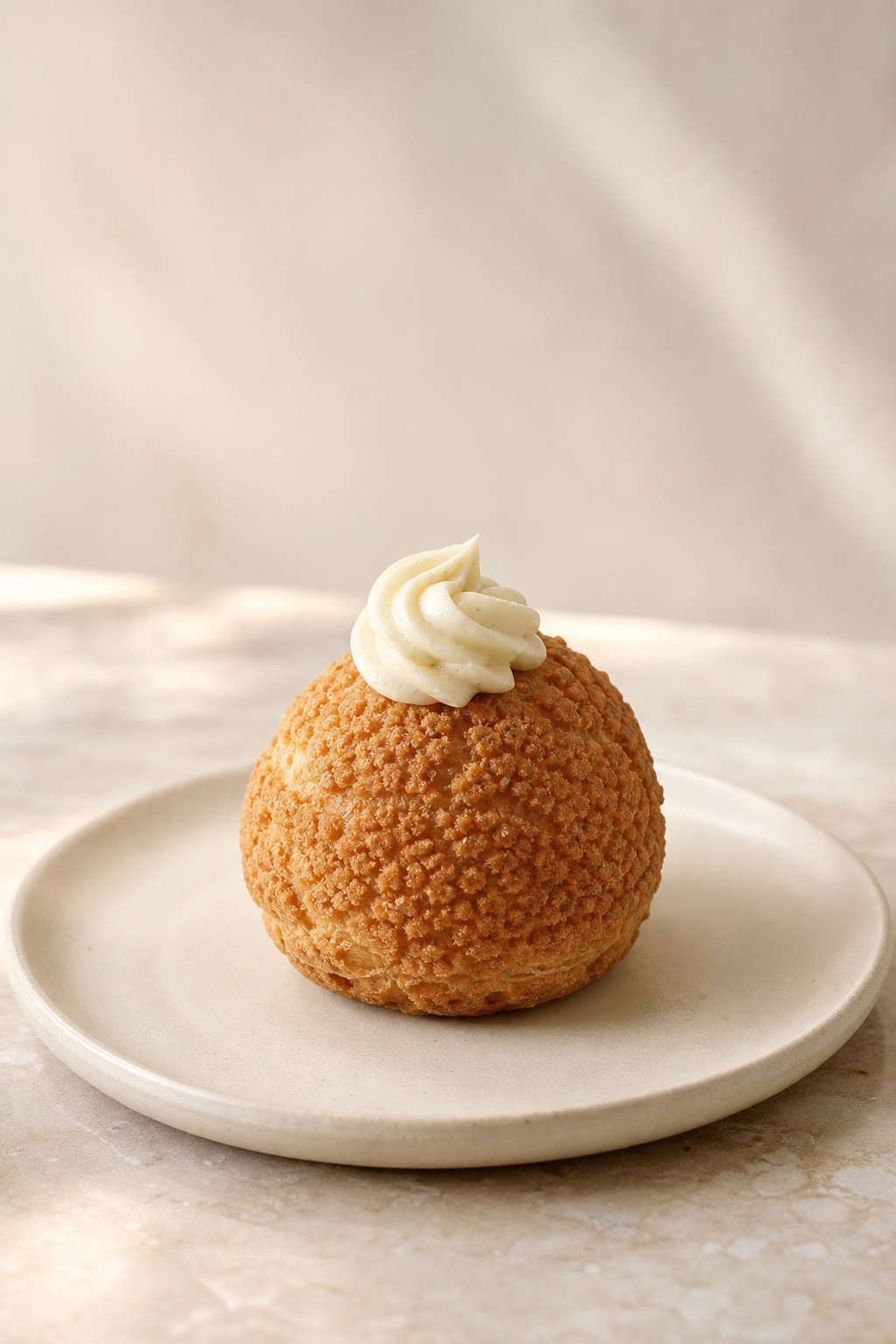 Profiterol clásico francés relleno de crema diplomática de vainilla amazónica
